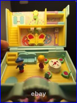 This beautiful vintage piece is the Funtime Clock from Polly Pocket. 4 Dolls