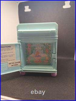 This beautiful vintage piece is the Funtime Clock from Polly Pocket. 4 Dolls