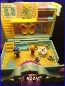 This beautiful vintage piece is the Funtime Clock from Polly Pocket. 4 Dolls