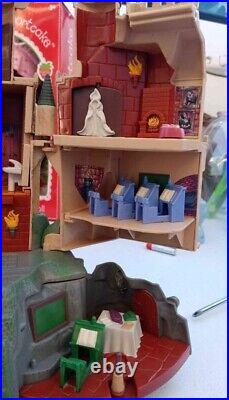 Vintage 2001 Mattel Harry Potter Polly Pocket Hogwarts Castle Playset with Figures