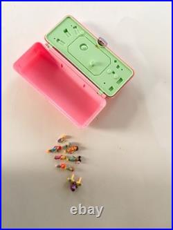 Vintage Bluebird Polly Pocket 1989 Pool Party Compact 8 figurines 3 umbrellas