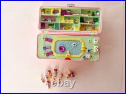 Vintage Bluebird Polly Pocket 1989 Pool Party Compact 8 figurines 3 umbrellas