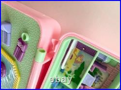 Vintage Bluebird Polly Pocket 1989 Pool Party Compact 8 figurines 3 umbrellas